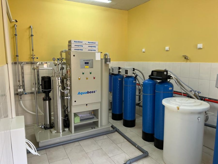 B. Braun Dialog hemodialysis machine and patient chair forming a dialysis treatment post in Ngaoundéré